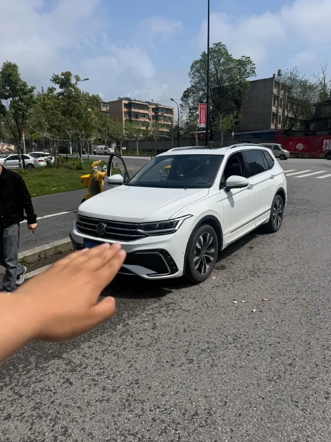 2024 Volkswagen Tiguan L 2.0T 186HP L4 7DCT,autocango,china used car exporter,china ev exporter,chinese used car exporter,chinese used ev exporter