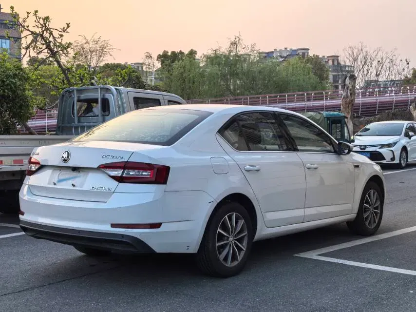 2019 Skoda Octavia 1.5L 116HP L4 6AT,autocango,china used car exporter,china ev exporter,chinese used car exporter,chinese used ev exporter