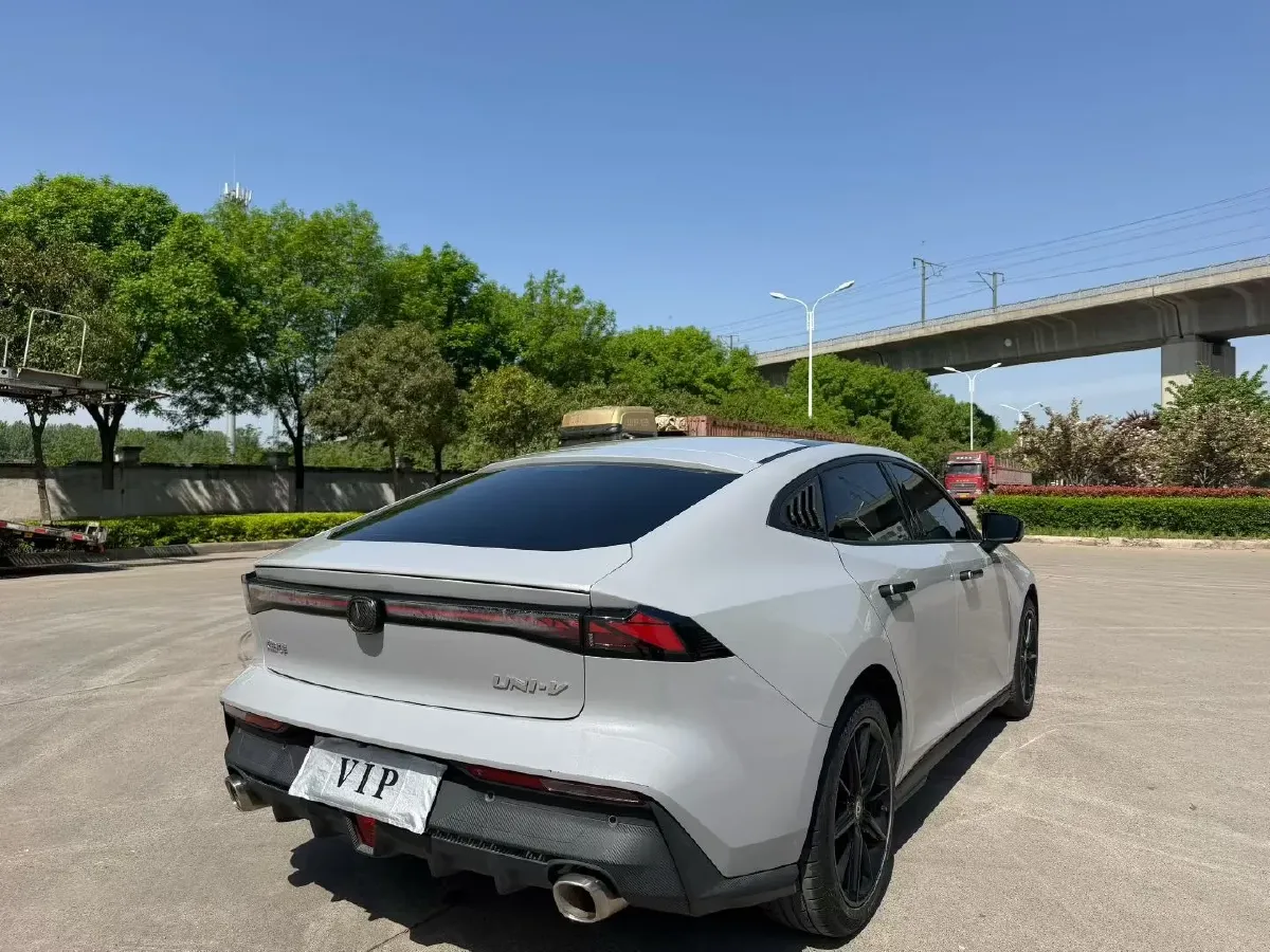 2022 ChangAn UNI-V 1.5T 188HP L4 7DCT,autocango,china used car exporter,china ev exporter,chinese used car exporter,chinese used ev exporter