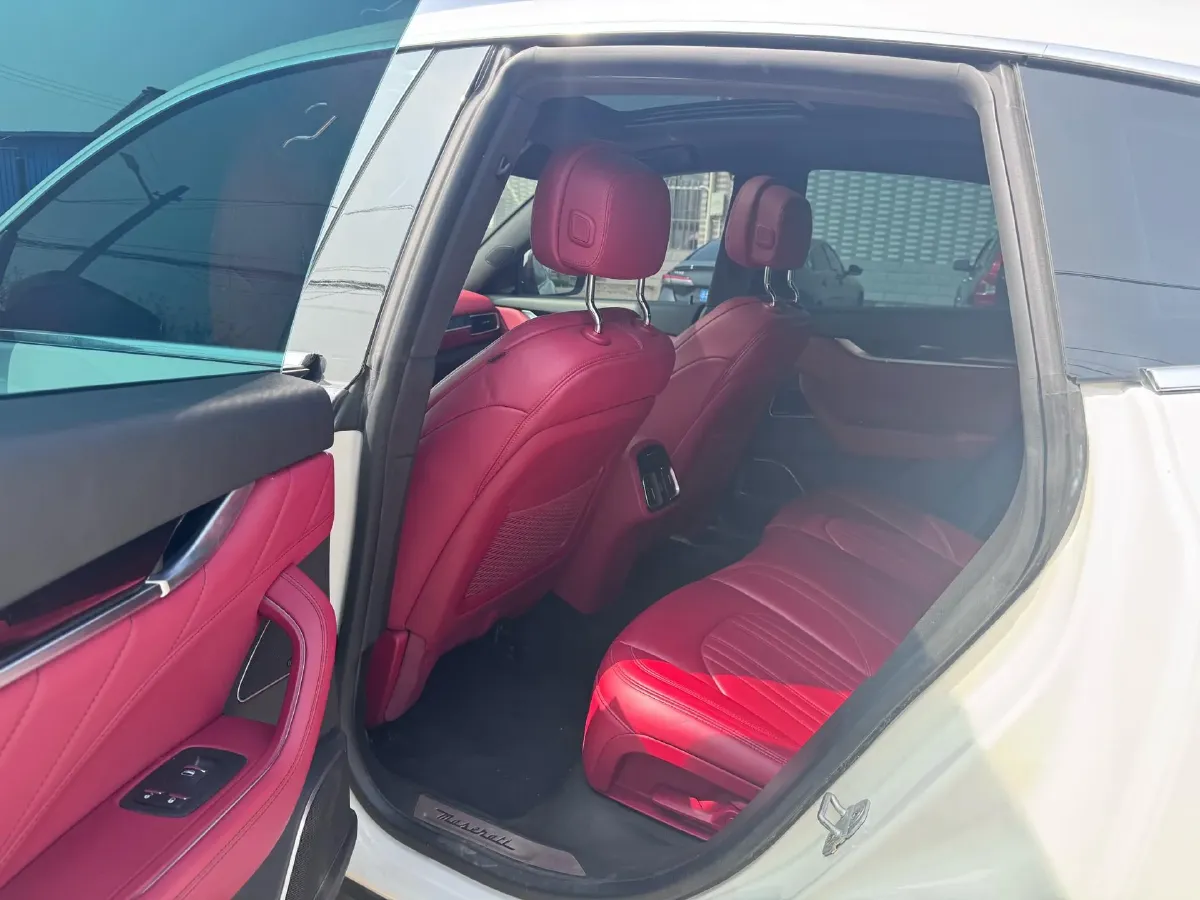 2022 Maserati Levante 2.0T 330HP L4 8AT,autocango,china used car exporter,china ev exporter,chinese used car exporter,chinese used ev exporter