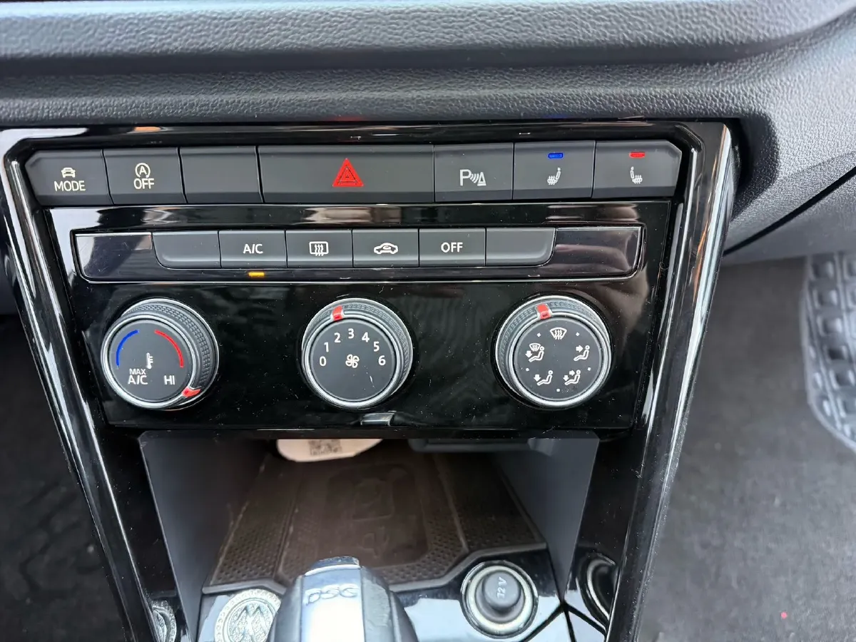 2021 Volkswagen T-Roc 1.4T 150HP L4 7DCT,autocango,china used car exporter,china ev exporter,chinese used car exporter,chinese used ev exporter