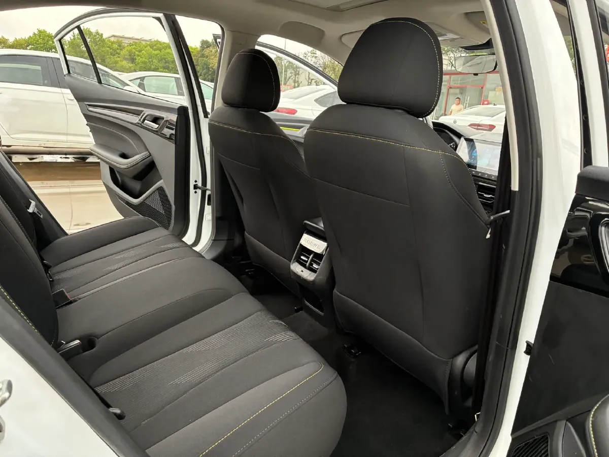 2021 Roewe i5 1.5L 120HP L4 CVT,autocango,china used car exporter,china ev exporter,chinese used car exporter,chinese used ev exporter