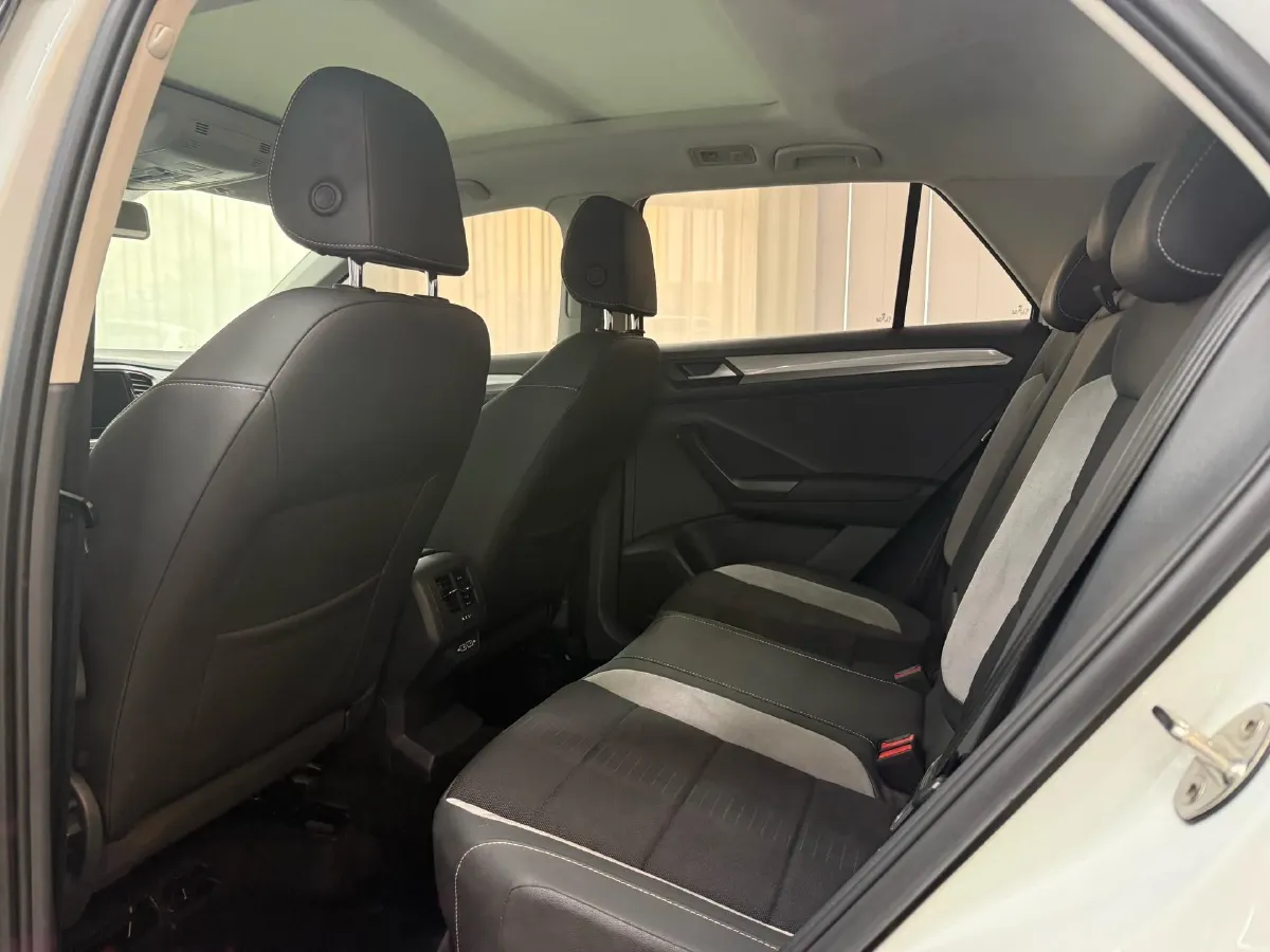 2022 Volkswagen T-Roc 1.4T 150HP L4 7DCT,autocango,china used car exporter,china ev exporter,chinese used car exporter,chinese used ev exporter