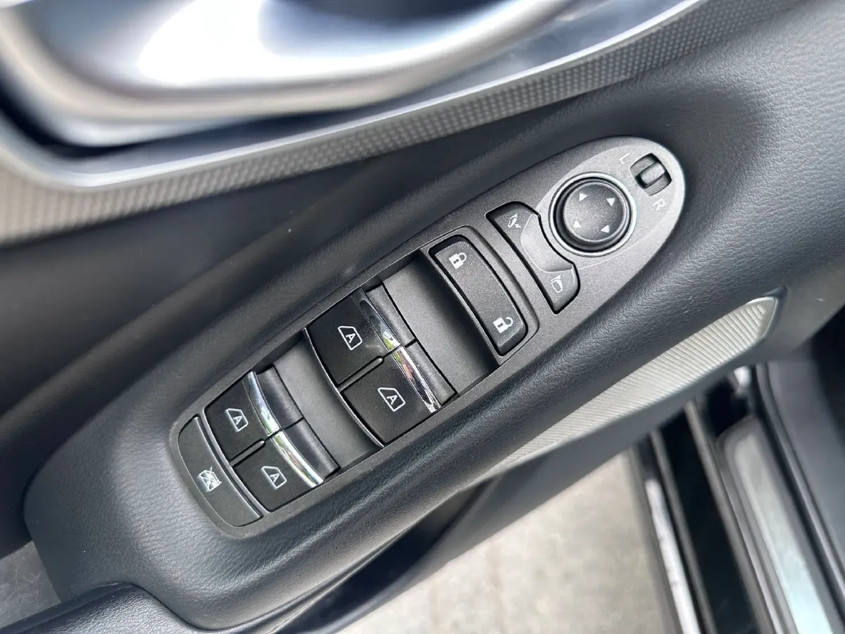 2018 Jeep Grand Commander 2.0T 265HP L4 9AT,autocango,china used car exporter,china ev exporter,chinese used car exporter,chinese used ev exporter