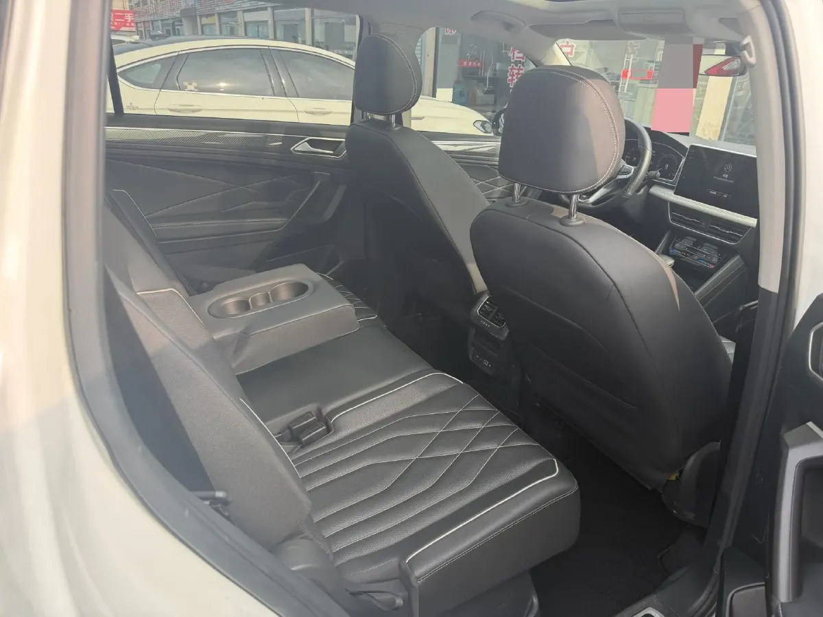 2024 Volkswagen Tiguan L 2.0T 220HP L4 7DCT,autocango,china used car exporter,china ev exporter,chinese used car exporter,chinese used ev exporter