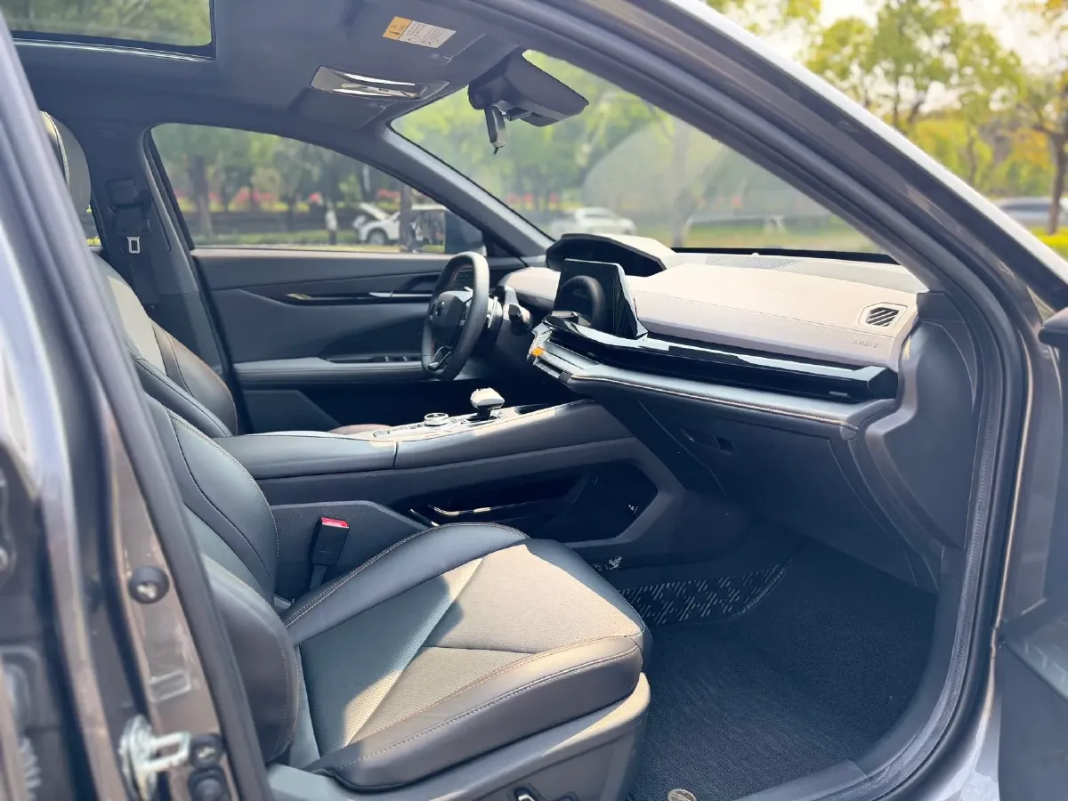 2022 ChangAn UNI-V 1.5T 188HP L4 7DCT,autocango,china used car exporter,china ev exporter,chinese used car exporter,chinese used ev exporter