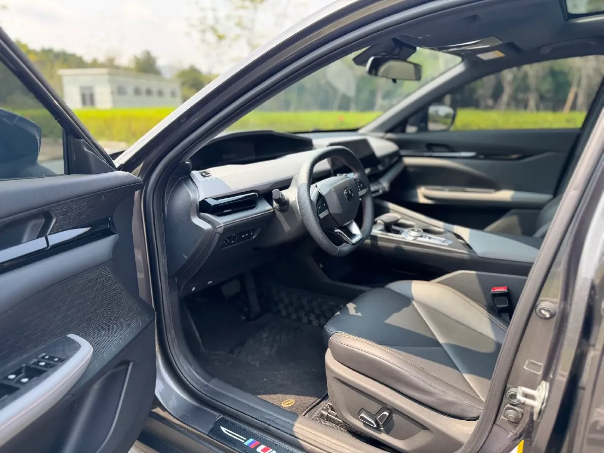 2022 ChangAn UNI-V 1.5T 188HP L4 7DCT,autocango,china used car exporter,china ev exporter,chinese used car exporter,chinese used ev exporter