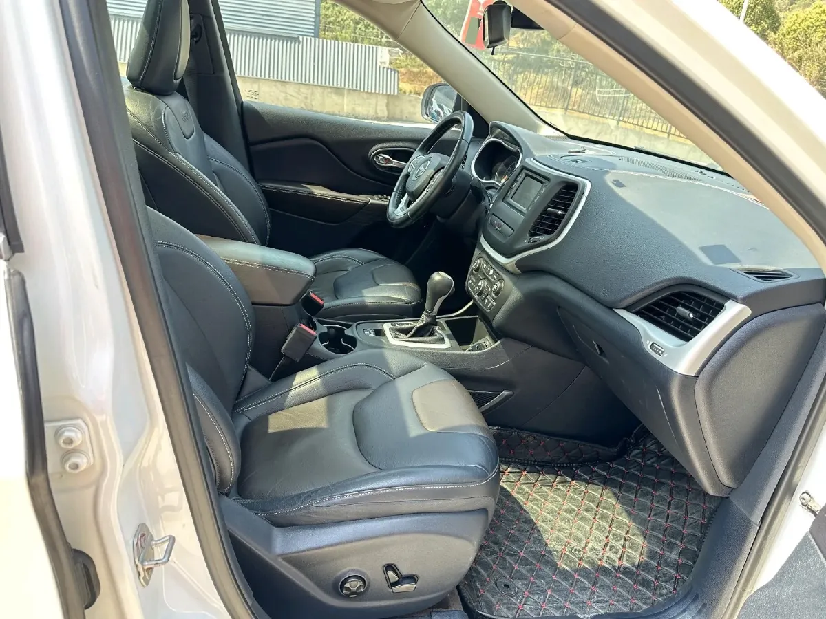 2017 Jeep Cherokee 2.4L 175HP L4 9AT,autocango,china used car exporter,china ev exporter,chinese used car exporter,chinese used ev exporter