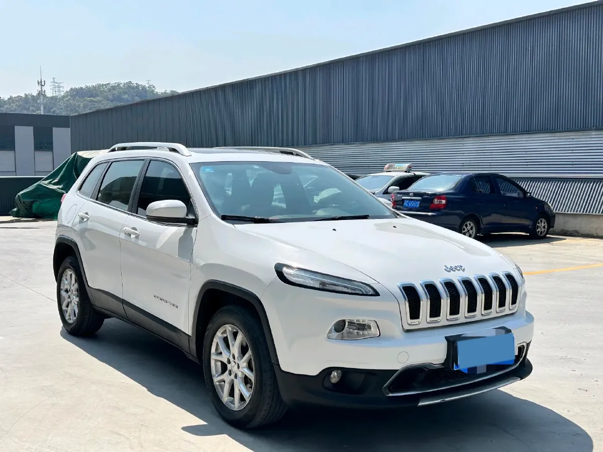 2017 Jeep Cherokee 2.4L 175HP L4 9AT,autocango,china used car exporter,china ev exporter,chinese used car exporter,chinese used ev exporter