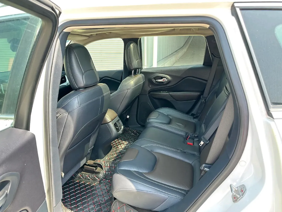 2017 Jeep Cherokee 2.4L 175HP L4 9AT,autocango,china used car exporter,china ev exporter,chinese used car exporter,chinese used ev exporter