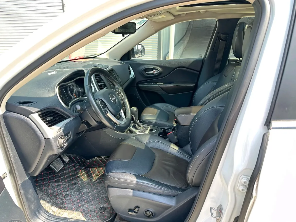 2017 Jeep Cherokee 2.4L 175HP L4 9AT,autocango,china used car exporter,china ev exporter,chinese used car exporter,chinese used ev exporter