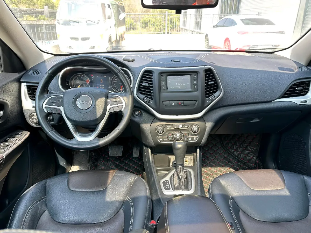 2017 Jeep Cherokee 2.4L 175HP L4 9AT,autocango,china used car exporter,china ev exporter,chinese used car exporter,chinese used ev exporter