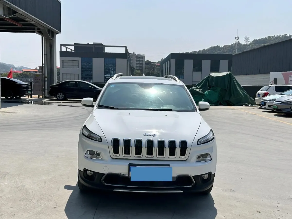 2017 Jeep Cherokee 2.4L 175HP L4 9AT,autocango,china used car exporter,china ev exporter,chinese used car exporter,chinese used ev exporter