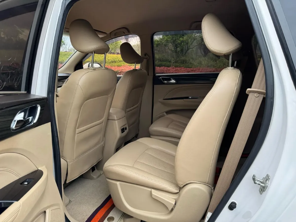 2016 BaoJun 730 1.5L 112HP L4 5MT,autocango,china used car exporter,china ev exporter,chinese used car exporter,chinese used ev exporter