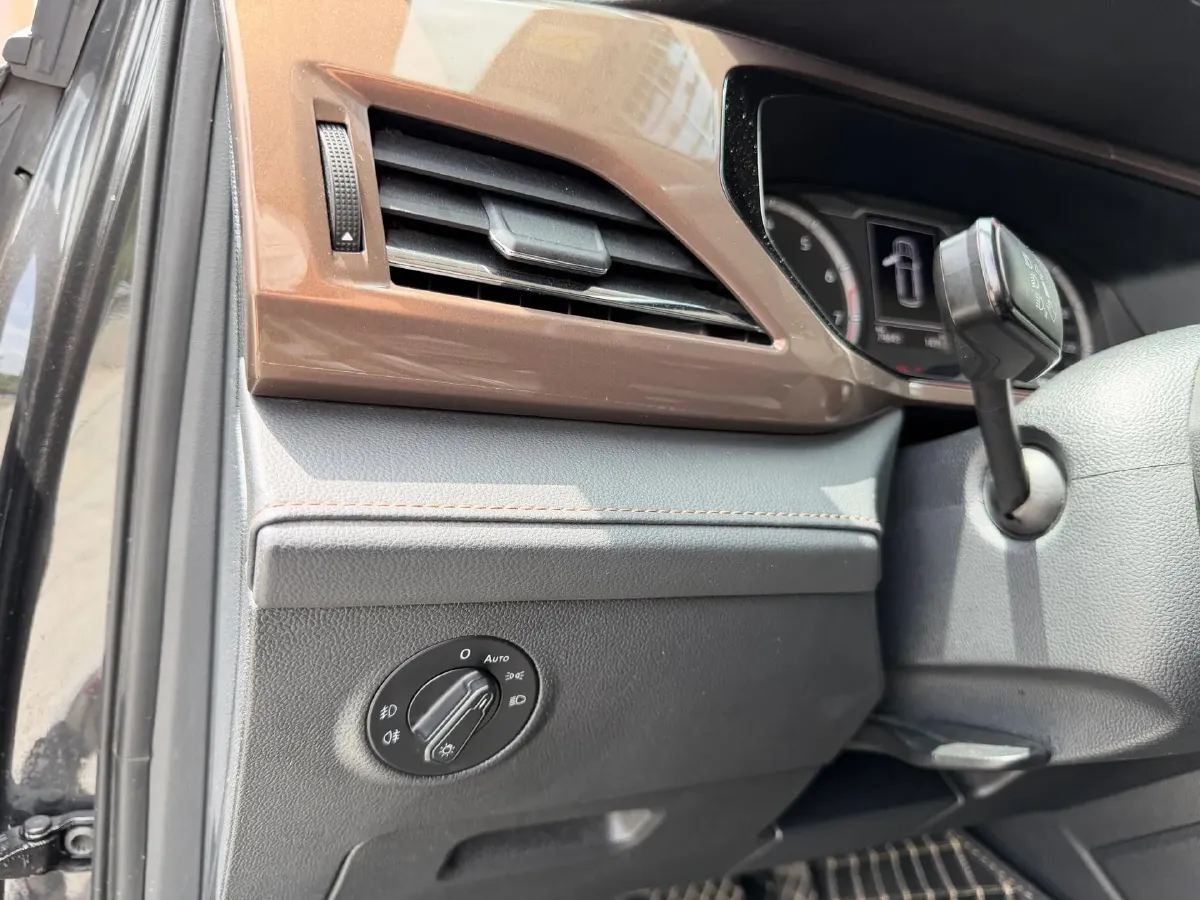 2019 MINI MINI 1.5T 102HP L3 7DCT,autocango,china used car exporter,china ev exporter,chinese used car exporter,chinese used ev exporter