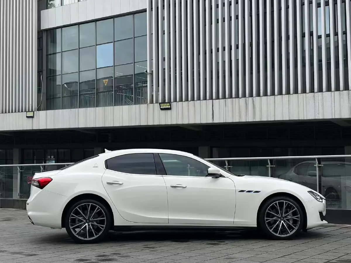2021 Maserati Ghibli 2.0T 330HP L4 8AT,autocango,china used car exporter,china ev exporter,chinese used car exporter,chinese used ev exporter