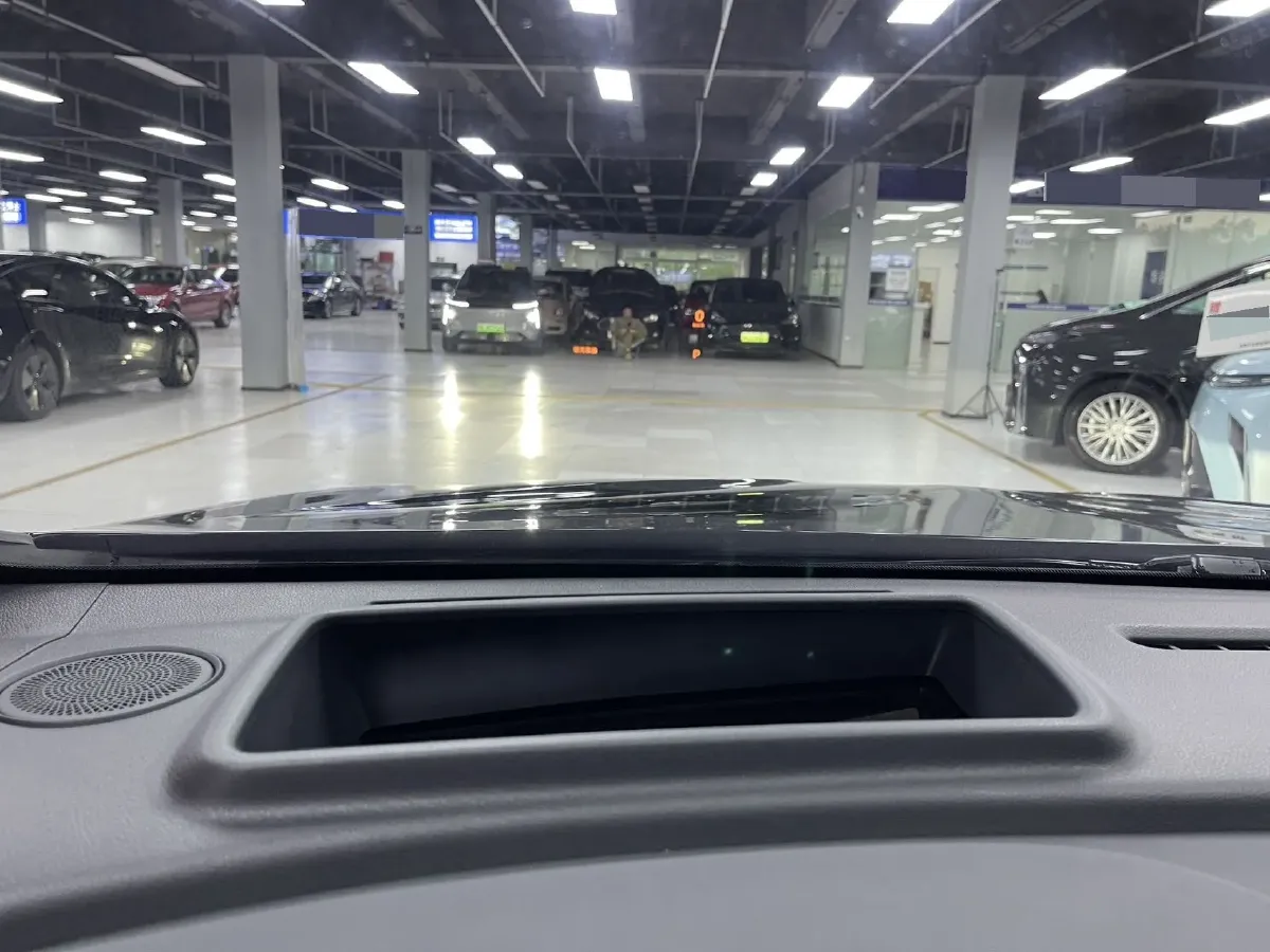 2025 Voyah Dream 1.5T 150HP L4 PHEV 41.7KWH,autocango,china used car exporter,china ev exporter,chinese used car exporter,chinese used ev exporter