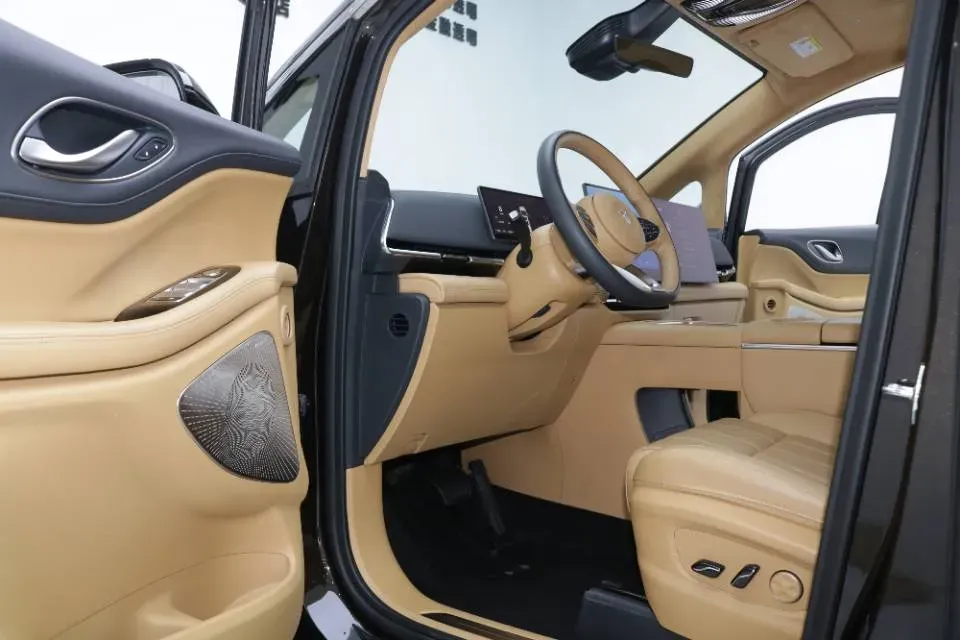 2025 Voyah Dream 1.5T 150HP L4 PHEV 41.7KWH,autocango,china used car exporter,china ev exporter,chinese used car exporter,chinese used ev exporter