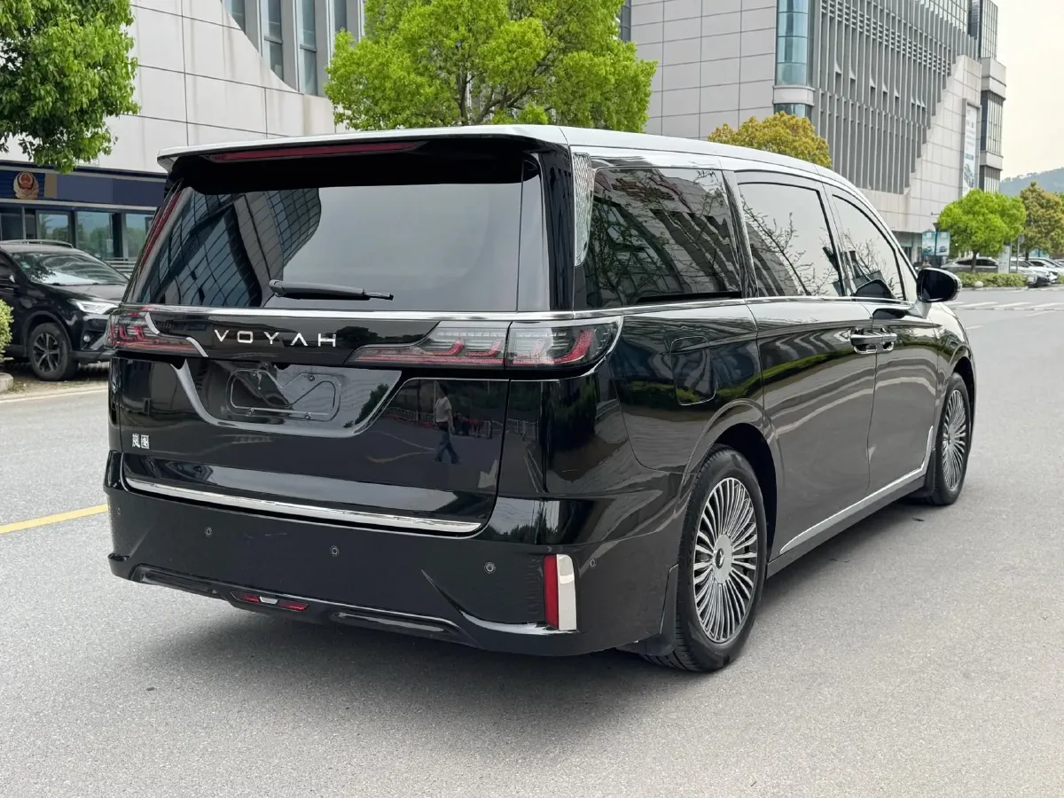 2025 Voyah Dream 1.5T 150HP L4 PHEV 41.7KWH,autocango,china used car exporter,china ev exporter,chinese used car exporter,chinese used ev exporter