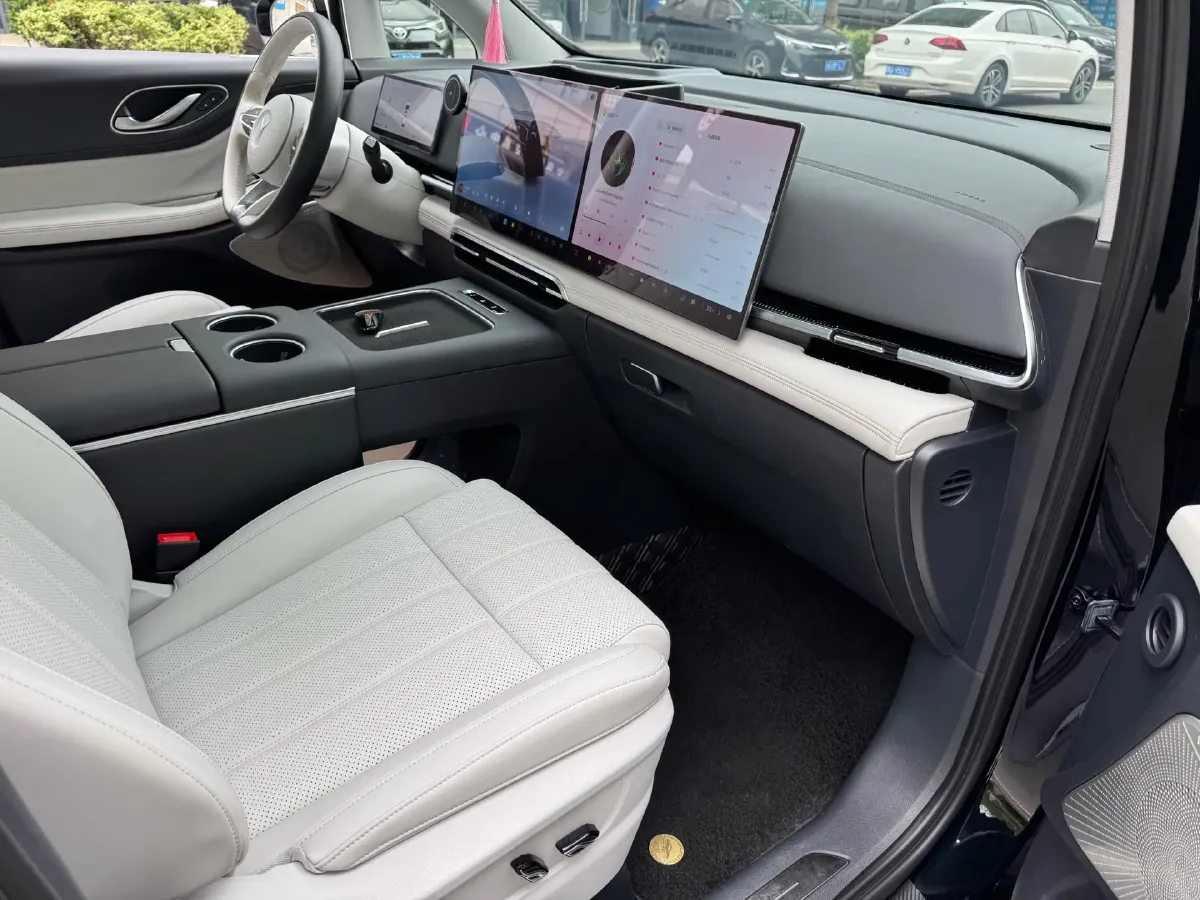 2025 Voyah Dream 1.5T 150HP L4 PHEV 41.7KWH,autocango,china used car exporter,china ev exporter,chinese used car exporter,chinese used ev exporter