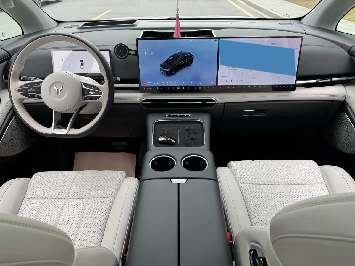 2025 Voyah Dream 1.5T 150HP L4 PHEV 41.7KWH,autocango,china used car exporter,china ev exporter,chinese used car exporter,chinese used ev exporter