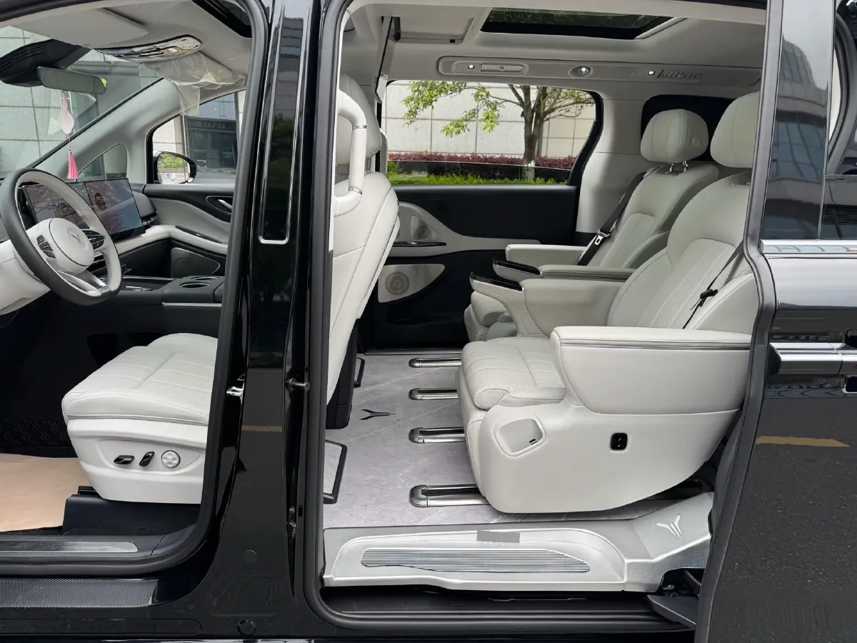 2025 Voyah Dream 1.5T 150HP L4 PHEV 41.7KWH,autocango,china used car exporter,china ev exporter,chinese used car exporter,chinese used ev exporter