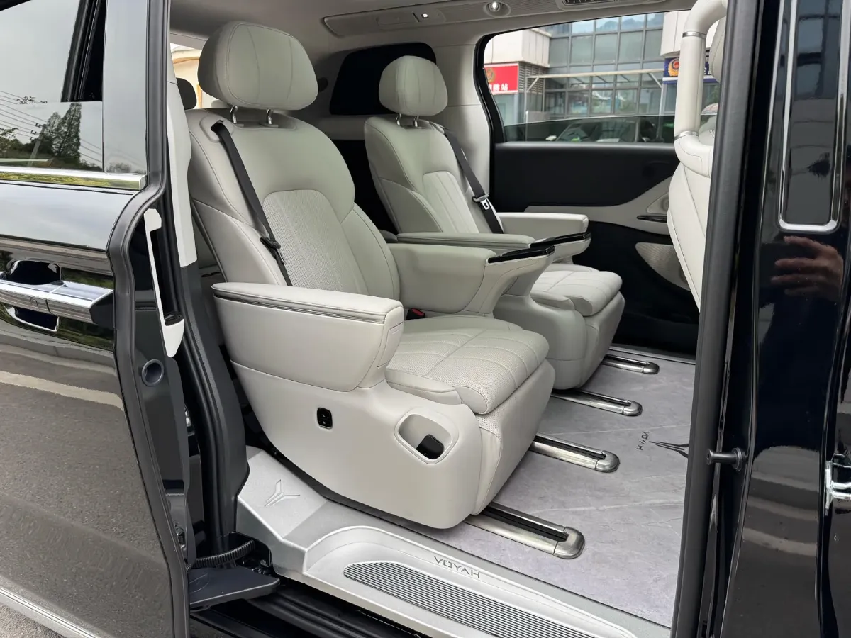 2025 Voyah Dream 1.5T 150HP L4 PHEV 41.7KWH,autocango,china used car exporter,china ev exporter,chinese used car exporter,chinese used ev exporter