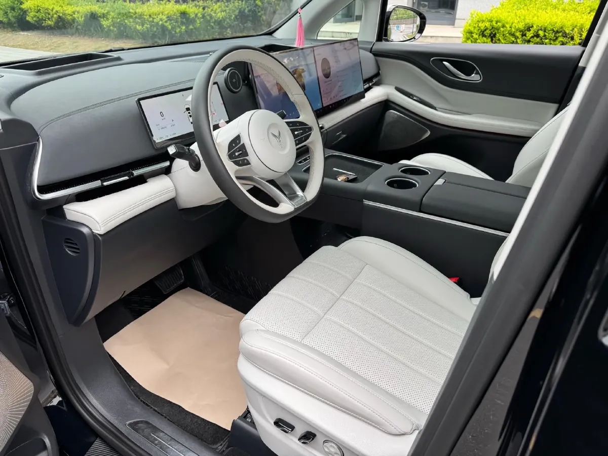 2025 Voyah Dream 1.5T 150HP L4 PHEV 41.7KWH,autocango,china used car exporter,china ev exporter,chinese used car exporter,chinese used ev exporter