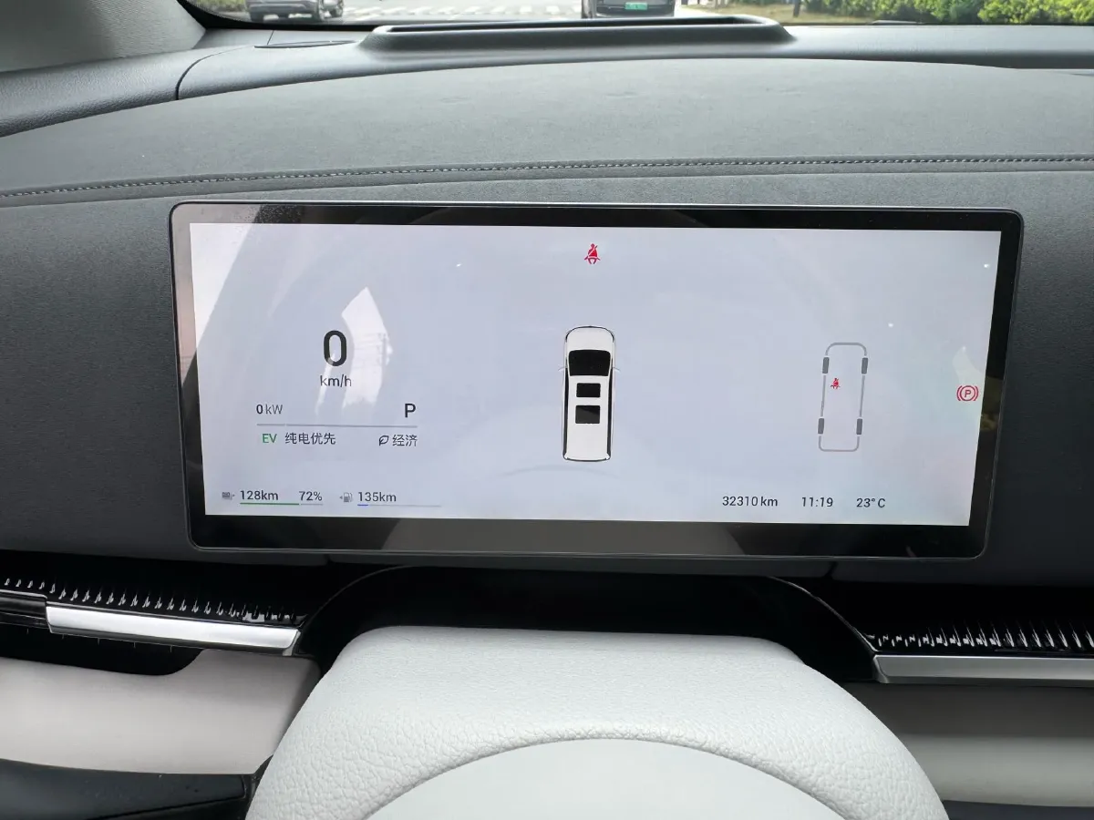 2025 Voyah Dream 1.5T 150HP L4 PHEV 41.7KWH,autocango,china used car exporter,china ev exporter,chinese used car exporter,chinese used ev exporter