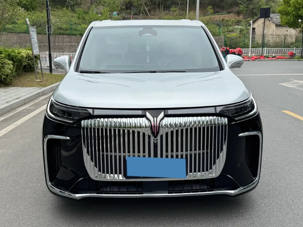 2025 Voyah Dream 1.5T 150HP L4 PHEV 41.7KWH,autocango,china used car exporter,china ev exporter,chinese used car exporter,chinese used ev exporter