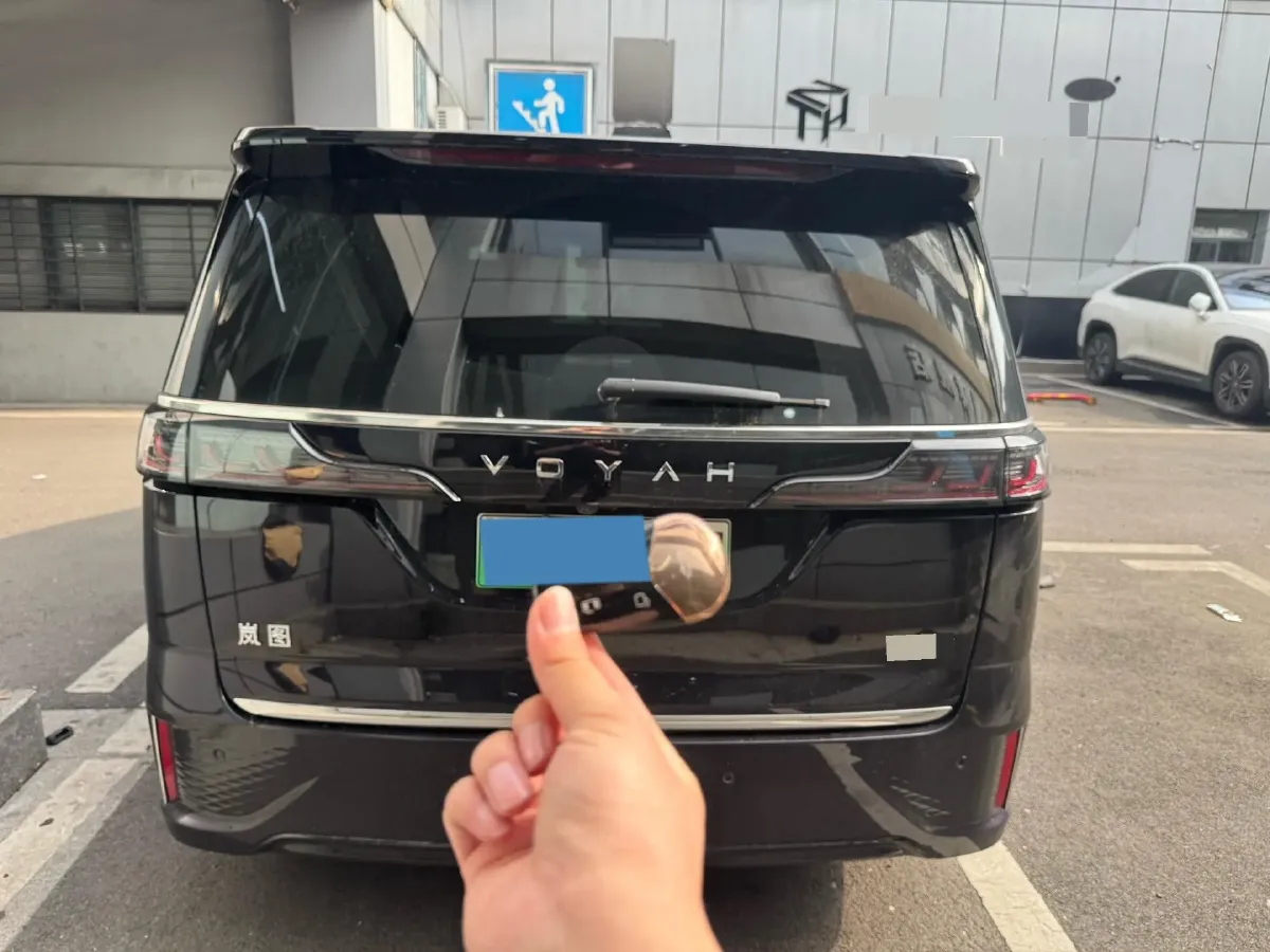2024 Voyah Dream 1.5T 150HP L4 PHEV 43KWH,autocango,china used car exporter,china ev exporter,chinese used car exporter,chinese used ev exporter