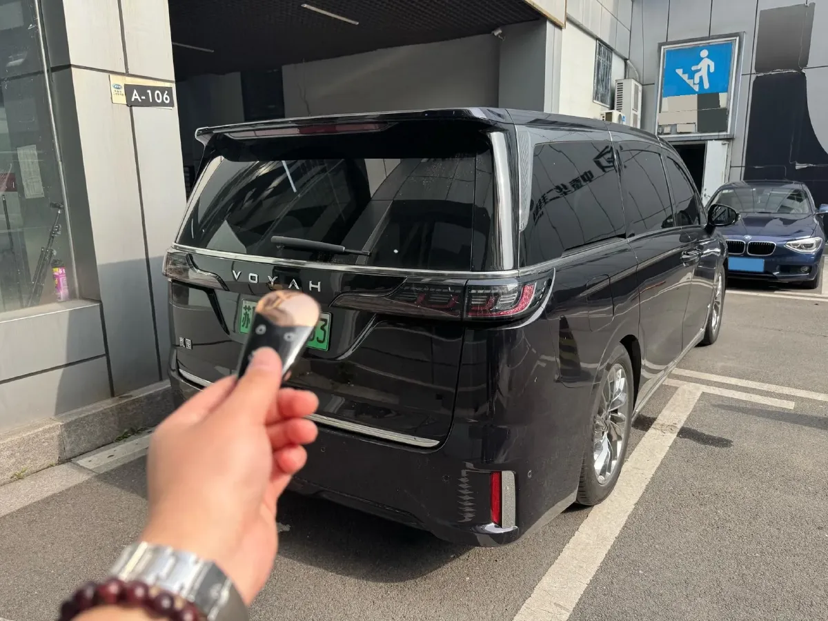 2024 Voyah Dream 1.5T 150HP L4 PHEV 43KWH,autocango,china used car exporter,china ev exporter,chinese used car exporter,chinese used ev exporter