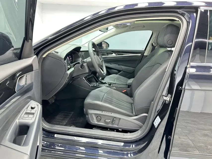 2025 Volkswagen Passat 2.0T 220HP L4 7DCT,autocango,china used car exporter,china ev exporter,chinese used car exporter,chinese used ev exporter