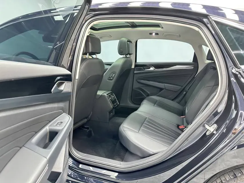 2025 Volkswagen Passat 2.0T 220HP L4 7DCT,autocango,china used car exporter,china ev exporter,chinese used car exporter,chinese used ev exporter