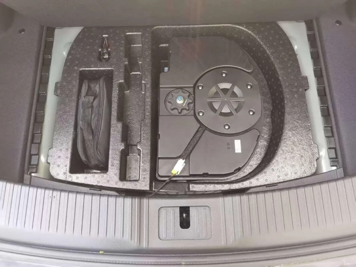 2024 HongQi H5 2.0T 224HP L4 8AT,autocango,china used car exporter,china ev exporter,chinese used car exporter,chinese used ev exporter