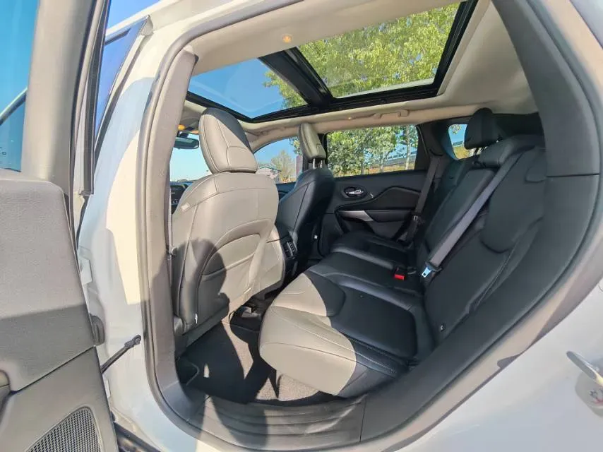 2020 Jeep Cherokee 2.0T 234HP L4 9AT,autocango,china used car exporter,china ev exporter,chinese used car exporter,chinese used ev exporter