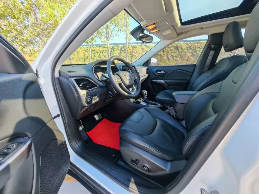 2020 Jeep Cherokee 2.0T 234HP L4 9AT,autocango,china used car exporter,china ev exporter,chinese used car exporter,chinese used ev exporter