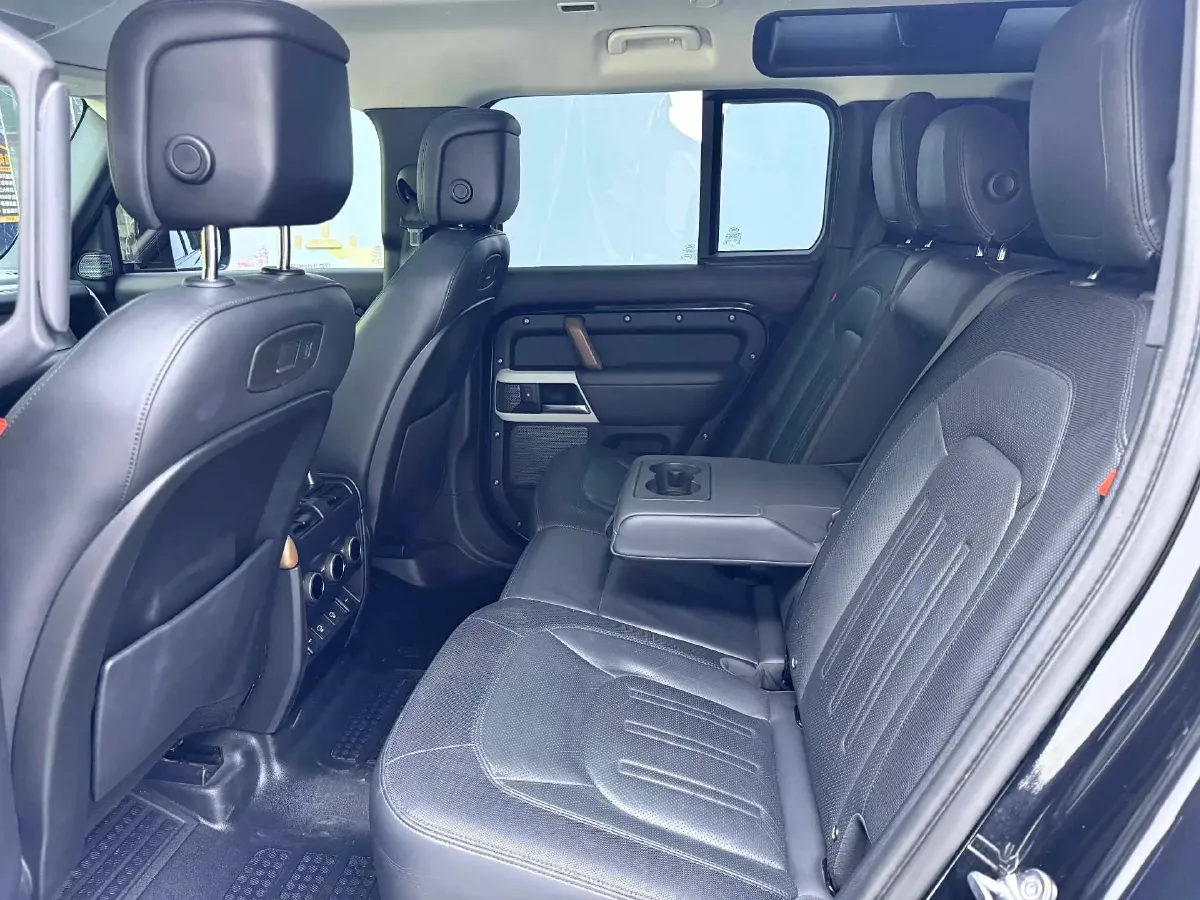 2022 Land Rover Defender 3.0T 400HP L6 8AT,autocango,china used car exporter,china ev exporter,chinese used car exporter,chinese used ev exporter