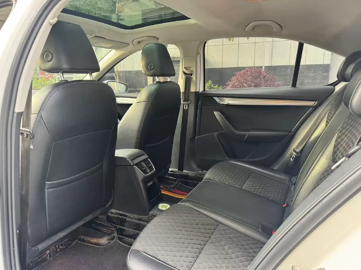 2020 Skoda Octavia 1.5L 113HP L4 6AT,autocango,china used car exporter,china ev exporter,chinese used car exporter,chinese used ev exporter