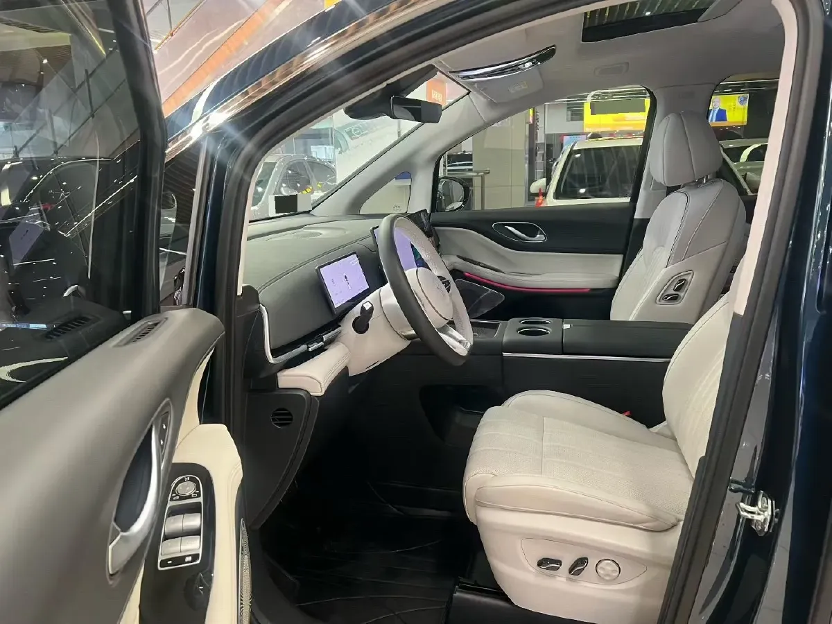 2025 Voyah Dream 1.5T 150HP L4 PHEV 41.7KWH,autocango,china used car exporter,china ev exporter,chinese used car exporter,chinese used ev exporter