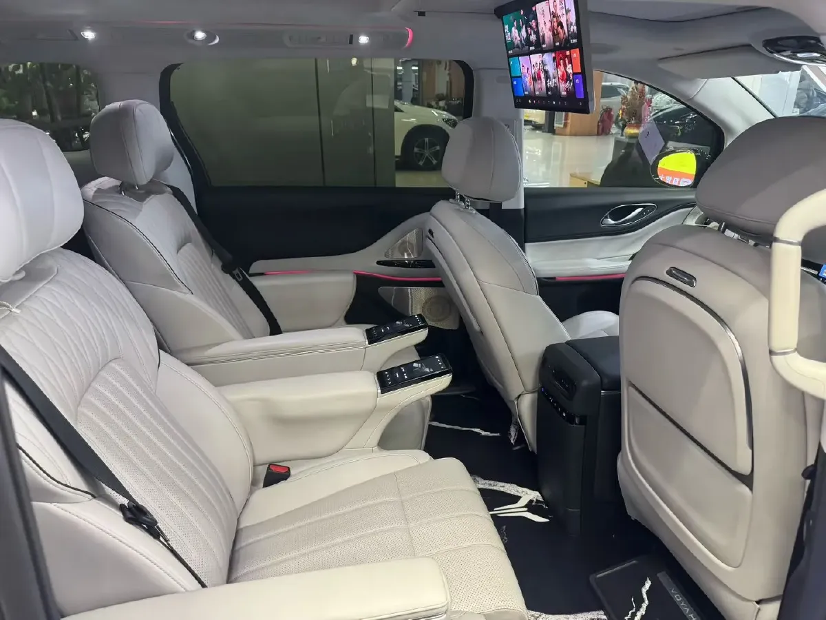 2025 Voyah Dream 1.5T 150HP L4 PHEV 41.7KWH,autocango,china used car exporter,china ev exporter,chinese used car exporter,chinese used ev exporter