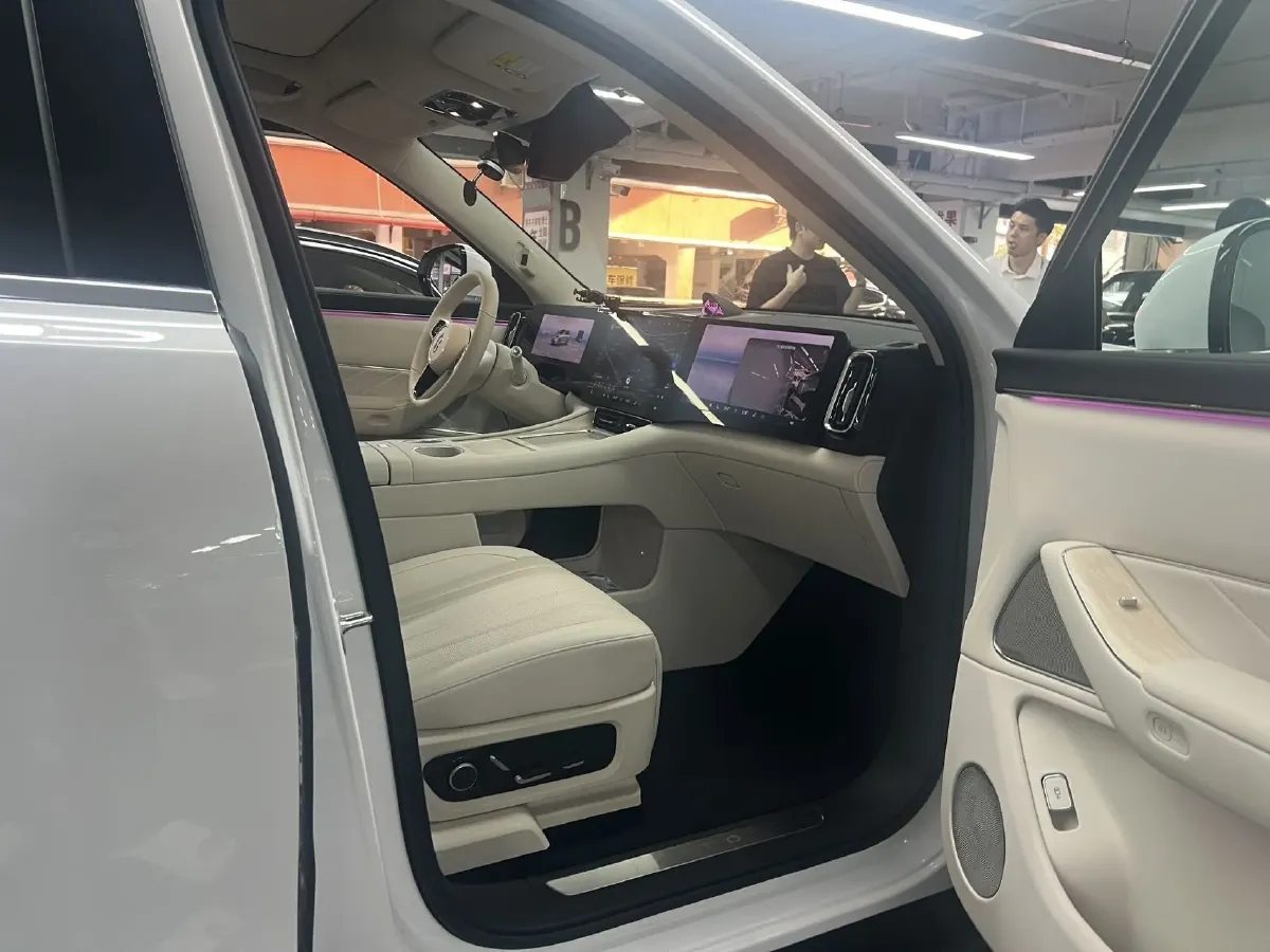 2025 AITO AITO M8 REEV 160HP REEV 53.4KWH,autocango,china used car exporter,china ev exporter,chinese used car exporter,chinese used ev exporter
