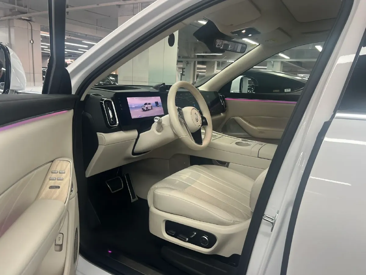 2025 AITO AITO M8 REEV 160HP REEV 53.4KWH,autocango,china used car exporter,china ev exporter,chinese used car exporter,chinese used ev exporter