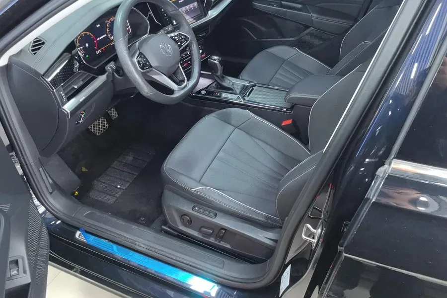 2024 Volkswagen Passat 2.0T 220HP L4 7DCT,autocango,china used car exporter,china ev exporter,chinese used car exporter,chinese used ev exporter