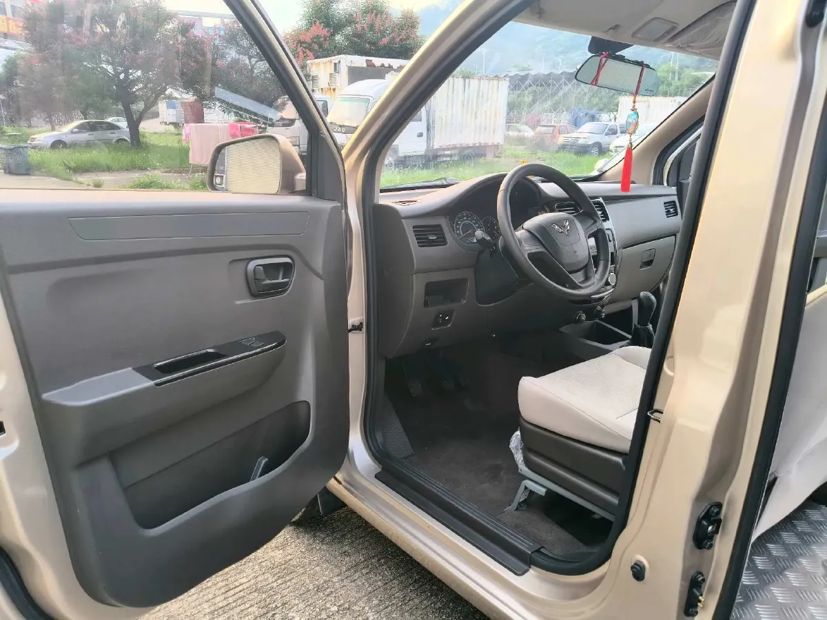 2019 WuLing HongGuang V 1.5L 105HP L4 5MT,autocango,china used car exporter,china ev exporter,chinese used car exporter,chinese used ev exporter