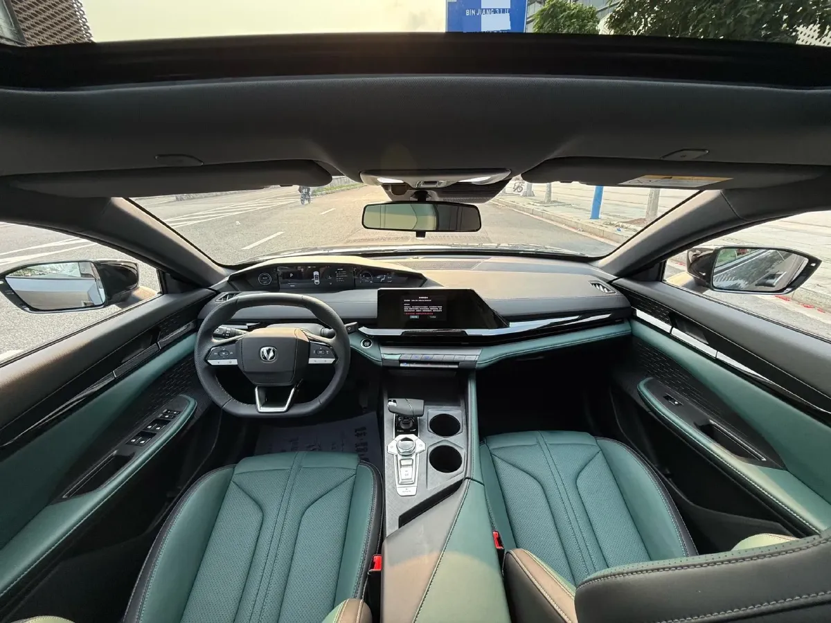 2024 ChangAn UNI-V iDD 1.5L 110HP L4 E-CVT PHEV 18.99KWH,autocango,china used car exporter,china ev exporter,chinese used car exporter,chinese used ev exporter