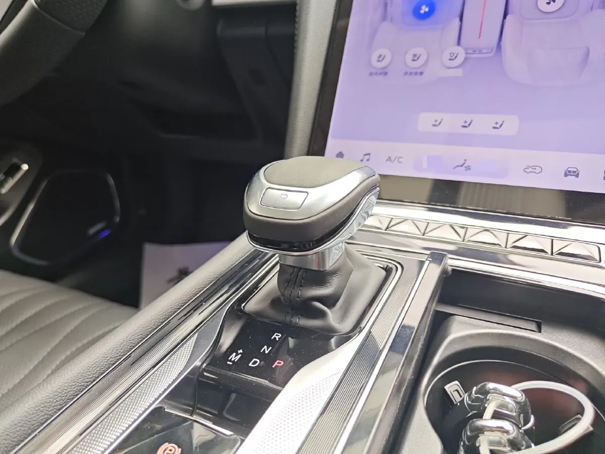 2024 HongQi H5 2.0T 224HP L4 8AT,autocango,china used car exporter,china ev exporter,chinese used car exporter,chinese used ev exporter