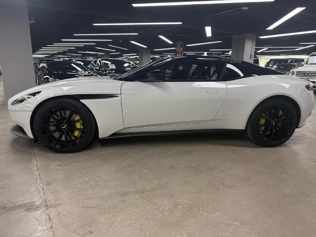 2022 Aston Martin DB11 4.0T 534HP V8 8AT,autocango,china used car exporter,china ev exporter,chinese used car exporter,chinese used ev exporter