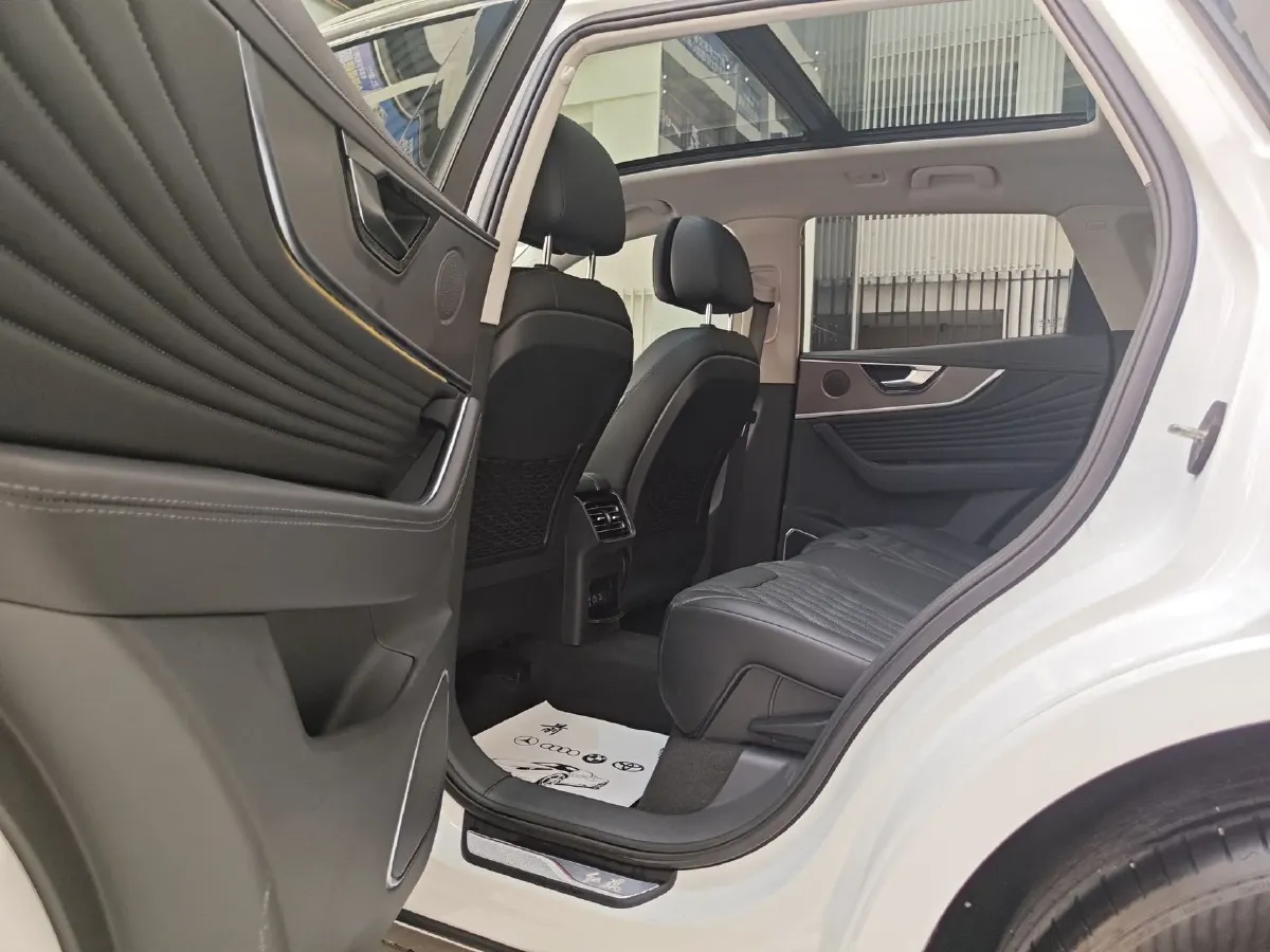 2023 HongQi HS5 2.0T 252HP L4 8AT,autocango,china used car exporter,china ev exporter,chinese used car exporter,chinese used ev exporter