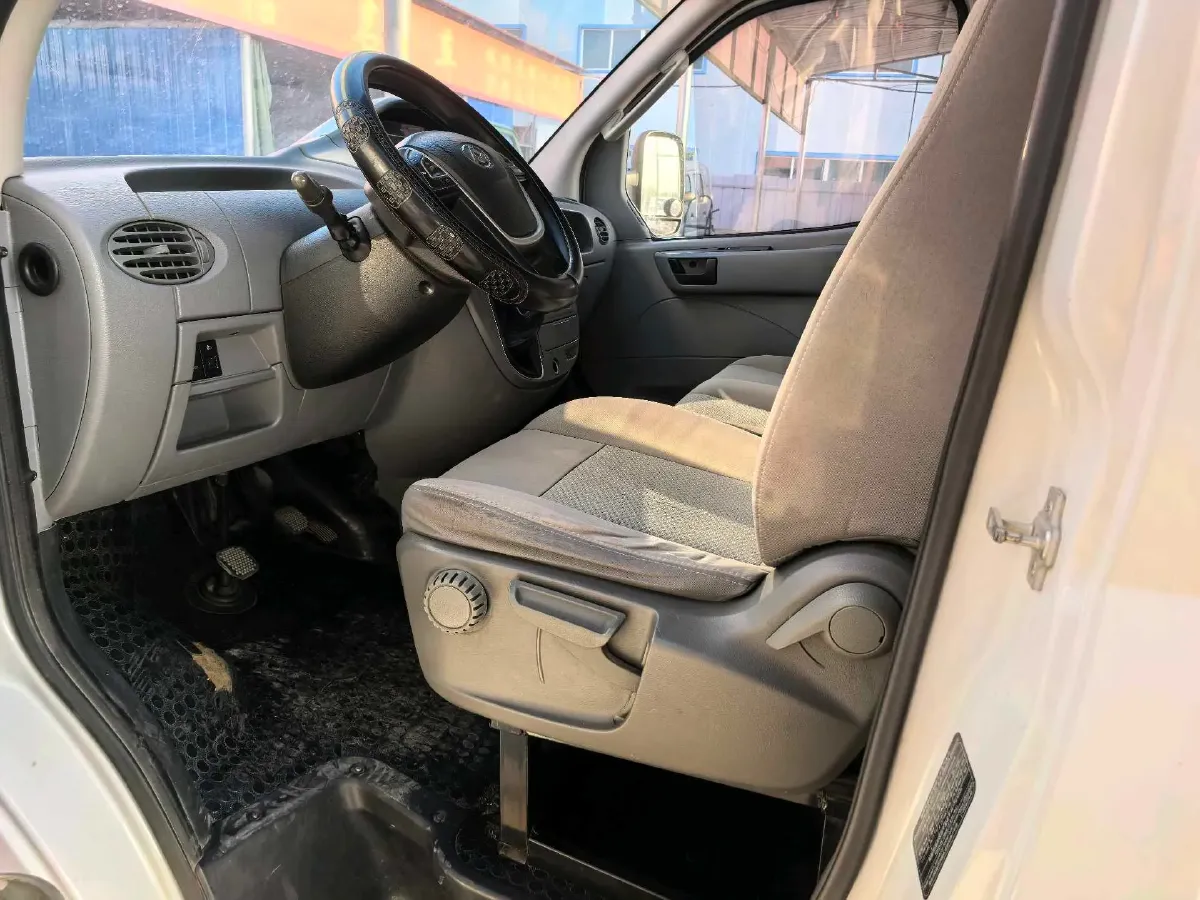 2013 MAXUS XinTu V80 2.5T 136HP L4 5MT,autocango,china used car exporter,china ev exporter,chinese used car exporter,chinese used ev exporter